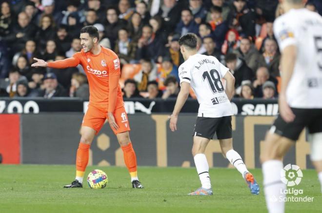 Mikel Merino pide apoyos en el Valencia - Real Sociedad (Foto: LaLiga).