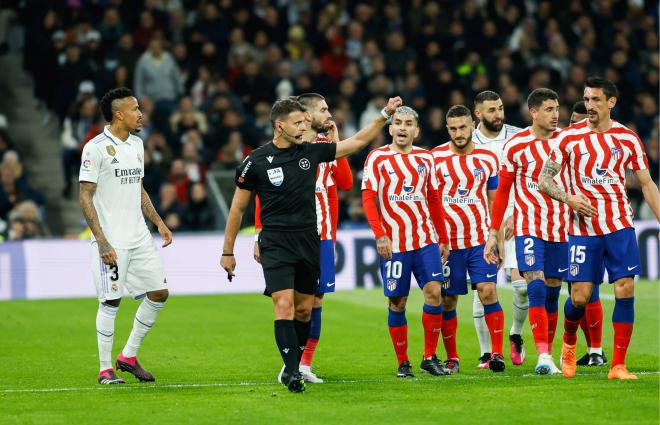 La indignación de los jugadores del Savic y sus compañeros del Atlético ante Gil Manzano en el derbi (Foto: Cordon Press).