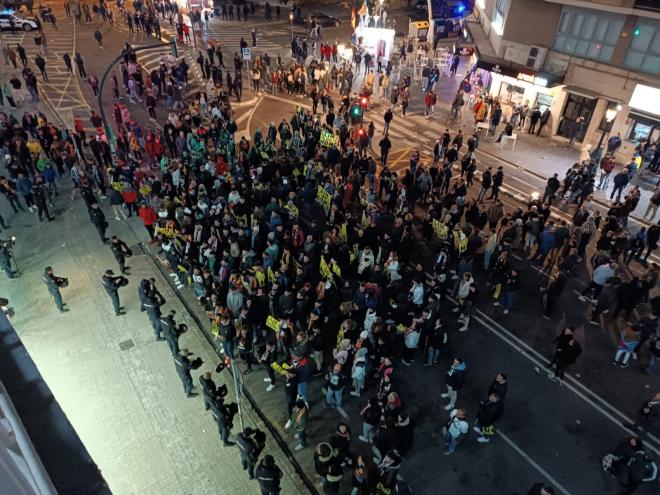 Decenas de aficionados protestan después del partido ante la Real.