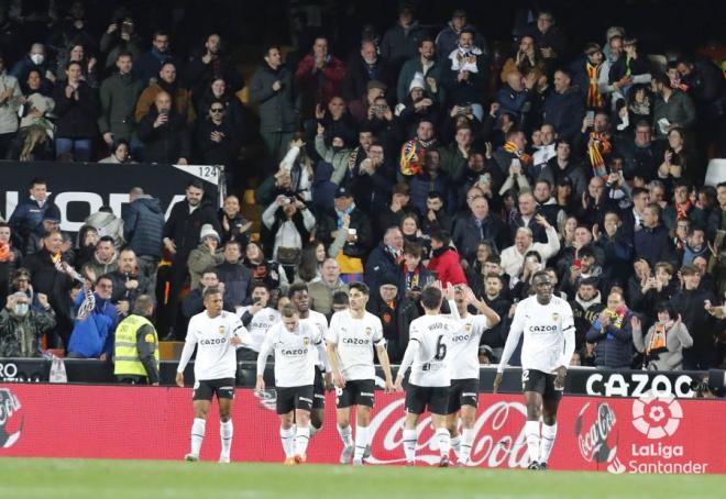 El Valencia celebra el 1-0 en Mestalla.