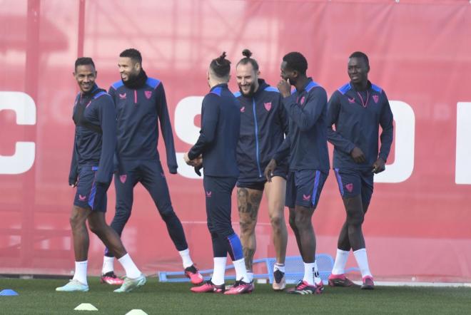 Los jugadores del Sevilla, en el entrenamiento previo al partido ante Osasuna (Foto: Kiko Hurtado).