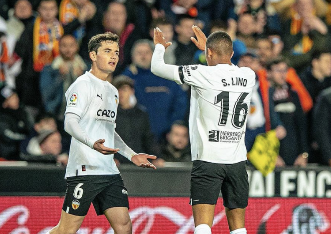 Guillamón y Lino celebran el gol el gol del Valencia CF a la Real.