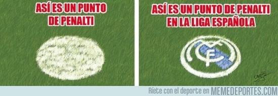 Meme del punto de penalti con forma del escudo del Real Madrid (Foto: @Memedeportes).