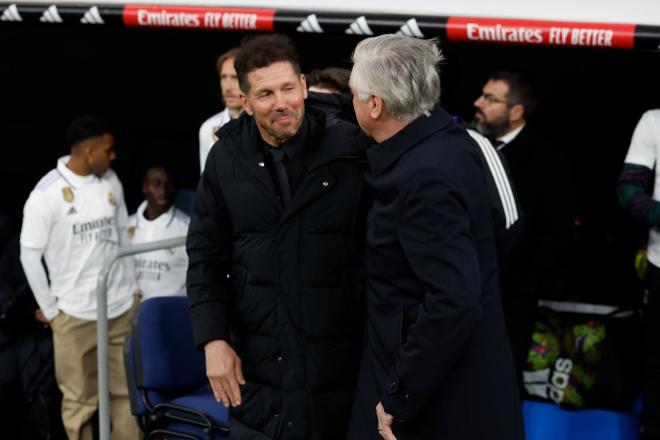 Saludo entre el Cholo Simeone y Carlo Ancelotti antes del derbi (Foto: LaLiga).