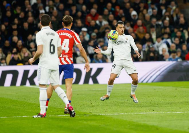 Dani Ceballos controla un balón en el derbi Real Madrid-Atlético (Foto: Cordon Press).