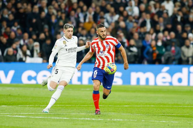 Fede Valverde y Koke, en el derbi Real Madrid-Atlético (Foto: Cordon Press).