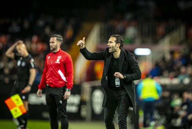 Rubén Baraja debuta en Mestalla con victoria.  (Foto: VCF).