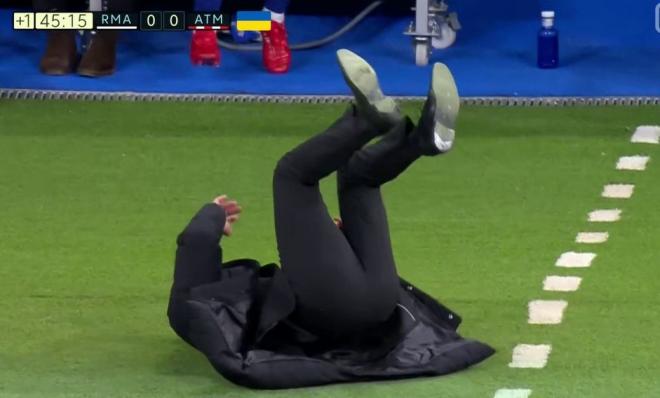 Simeone se tira al suelo en el Real Madrid-Atlético.