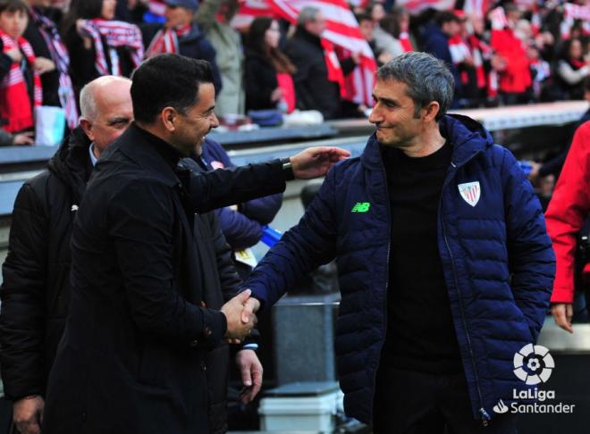 Saludo entre Michel y Ernesto Valverde antes de un Athletic Club - Girona FC (Foto: LaLiga).