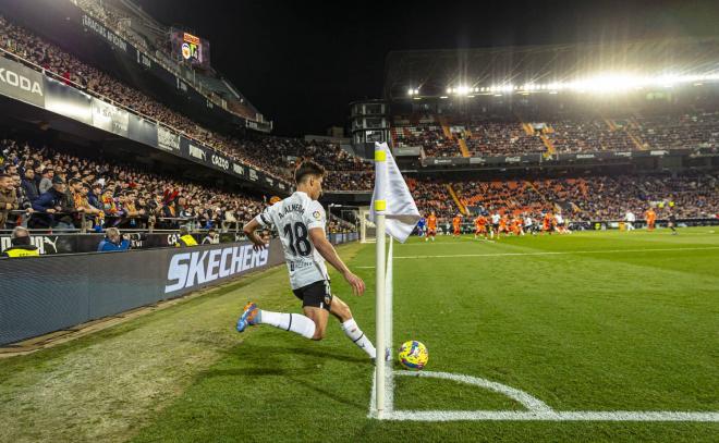 André Almeida saca un córner en el Valencia-Real Sociedad