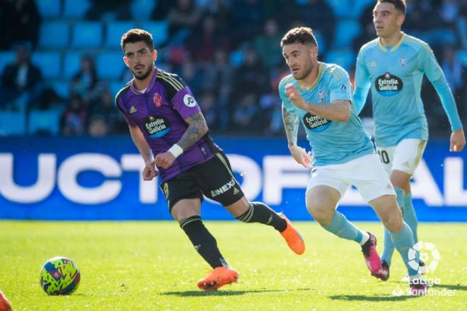 Javi Galán, ante Monchu en el Celta - Real Valladolid (Foto: LaLiga).