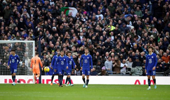 Los jugadores del Chelsea abatidos tras el segundo gol del Tottenham (Foto: Cordon Press).