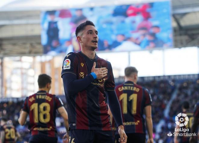Pablo Martínez celebra su gol al Lugo en el Ciutat de València. (Foto: LaLiga).