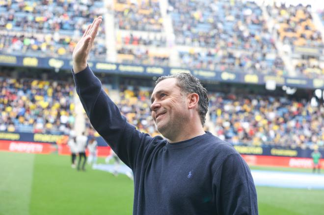 Sergio González saluda a la afición antes del Cádiz-Rayo (Foto: Cristo García).