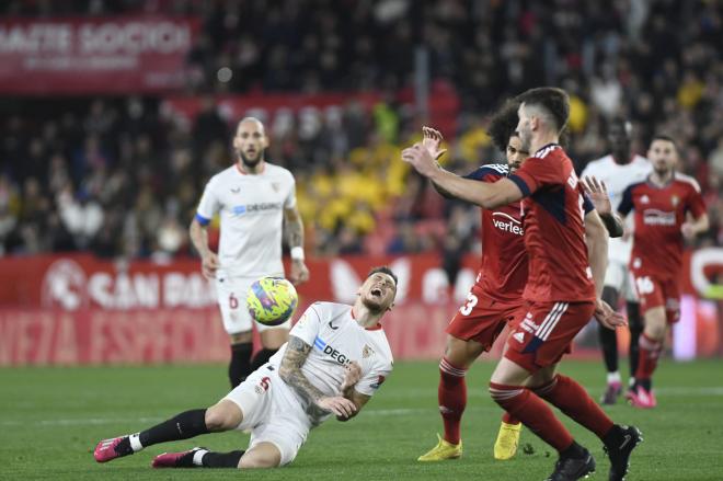 Gudelj y Ocampos, ante Osasuna (Foto: Kiko Hurtado).