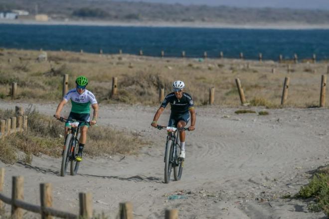 Andalucía Bike Race 2022, Tomi Misser y Maverick Viñales (Foto: Andalucía Bike Race).