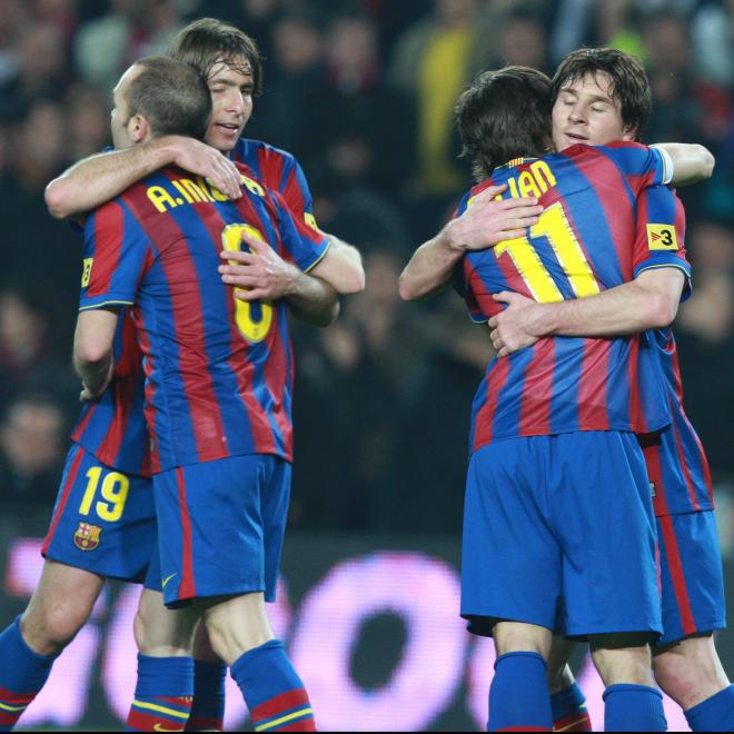Bojan se abraza a Leo Messi en un partido de Liga contra el Osasuna en 2010 (Foto: Cordon press)