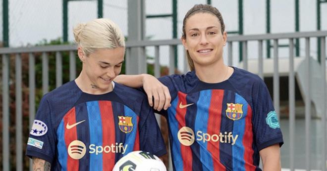 Mapi León y Alexia Putellas con la camiseta del Barça