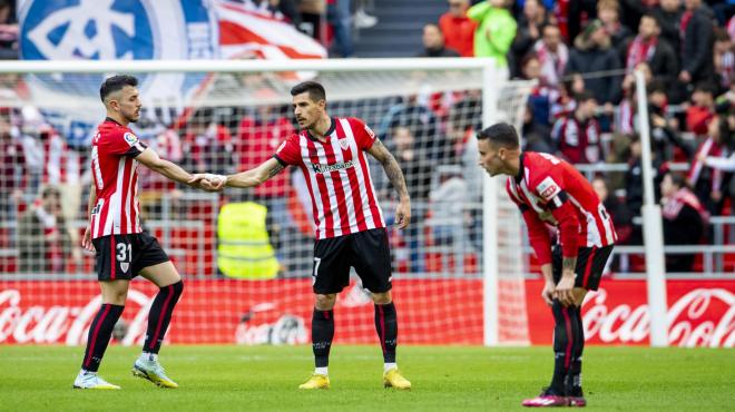 Aitor Paredes felicita a Yuri Berchiche ante Berenguer por su gol ante el Girona en San Mamés (Foto: Athletic Club).