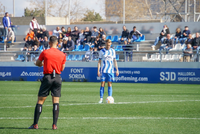 Víctor Narro, ex del Deportivo, con la camiseta del Atlético Baleares (Foto: Atlético Baleares)