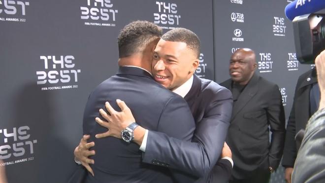 El abrazo de Ronaldo y Mbappé en la gala The Best