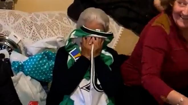 Rocío rompe a llorar al ver la camiseta del Betis como regalo por su 90 cumpleaños
