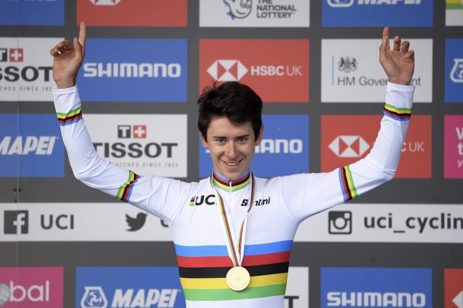 Tiberi celebrando un podio en el Campeonato Mundial del Ciclismo junior (Foto: Cordon Press).