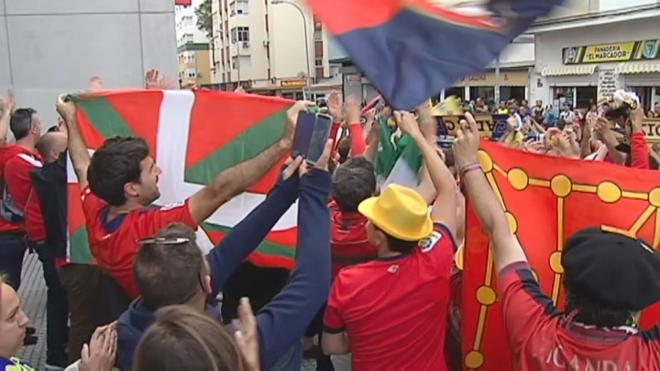 Hinchas de Osasuna portan ikurriñas y banderas de Navarra en Cádiz (2019)