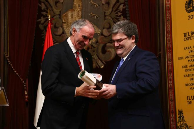Iribar recibe el título de Ilustre de Bilbao de manos del Alcalde, Juan Mari Aburto.