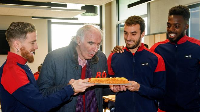 'El Txopo' Iribar sopla una tarta de cumpleaños con varios jugadores en Lezama (Foto: Athletic Club).