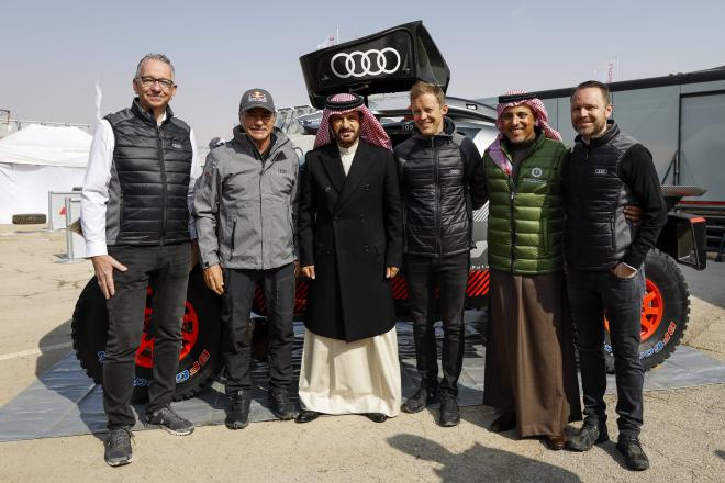 Carlos Sainz y Mattias Ekstrom durante el Día de Descanso del Dakar 2023 en Riyadh (Foto: Cordon P