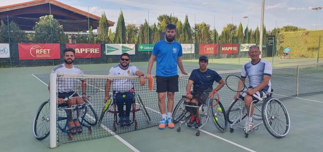 Pelayo Novo, a la izquierda, durante un partido de tenis en silla de ruedas.
