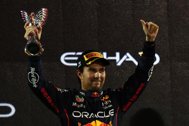 Sergio Perez celebrando en el podium de Abu Dhabi (Foto: Cordon Press).