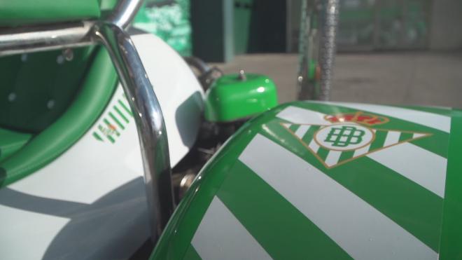 Uno de los escudos del Betis en la moto 'trike' de Juan Carlos