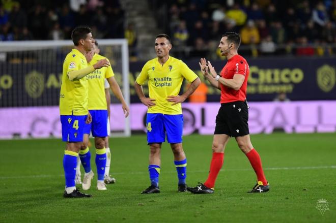 Los jugadores del Cádiz protestando por la jugada del Elche