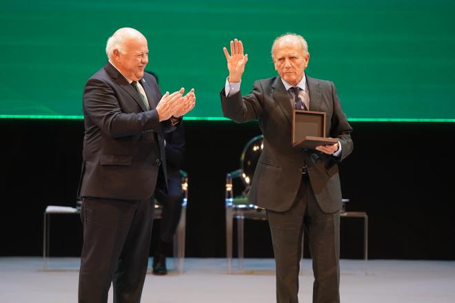 Jesús Aguirre, tras entregar la Medalla de Andalucía a Eduardo Cestino.