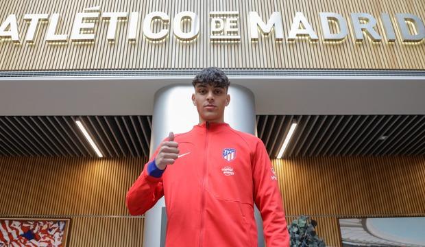 Abde Raihani, en su firma con el Atlético de Madrid hasta 2027 (Foto: ATM).
