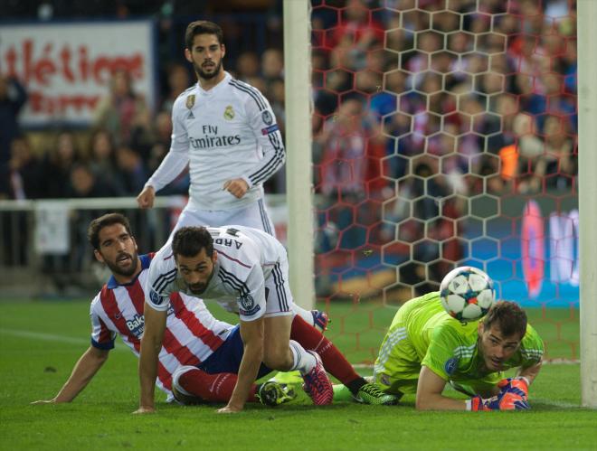 Arbeloa y Casillas en un partido con el Real Madrid. (Cordon Press)