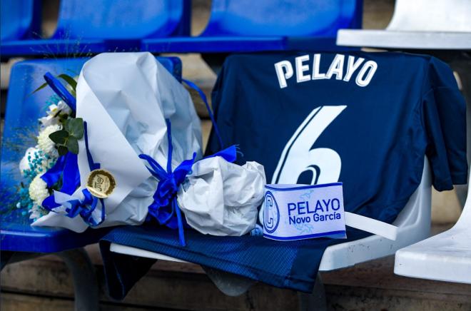 El Oviedo homenajea a Pelayo Novo en su asiento del Carlos Tartiere (Foto: Real Oviedo).