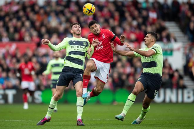 Laporta disputa un balón en un partido con el Manchester City (Foto: Cordon Press).