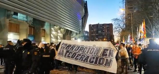 Pancarta de aficionados del Real Madrid en los alrededores del Santiago Bernabéu.