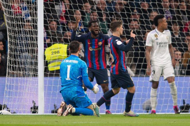 Thibaut Courtois se lamenta en el gol encajado en el Clásico entre el Real Madrid y el Barcelona (Foto: Cordon Press).