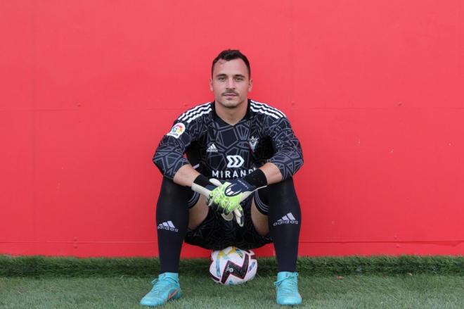 Alfonso Herrero con la camiseta del Mirandés. (Foto: Mirandés)