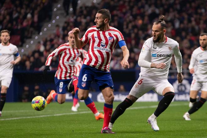 Gudelj, ante el Atlético de Madrid (Foto: Cordon Press).