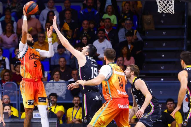 Valencia Basket quiere mirar hacia arriba ante Tenerife tras paso atrás en Vitoria