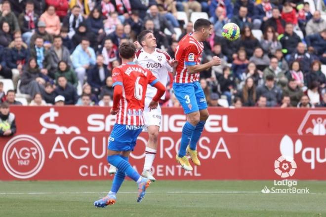 Cote en una disputa con un rival en el partido del Sporting en el Carlos Belmonte (Foto: LaLiga).