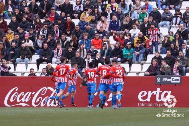 Los jugadores del Sporting celebran el gol de Djuka (Foto: LaLiga).