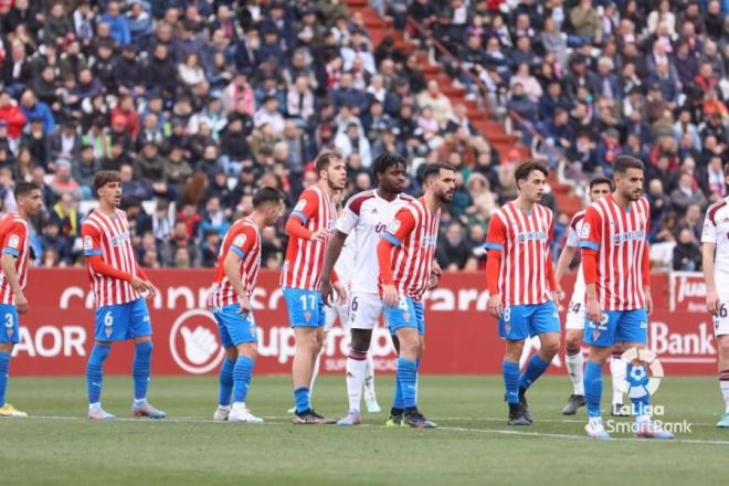 Los jugadores del Sporting defienden una acción en el Carlos Belmonte (Foto: LaLiga).