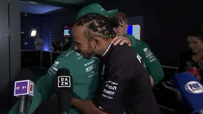 Abrazo entre Fernando Alonso y Lewis Hamilton después del GP de Bahréin (Foto: DAZN).