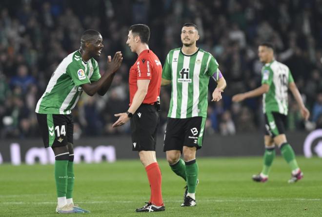 William Carvalho, en el momento que vio la amarilla en el Betis - Madrid (Foto: Kiko Hurtado)